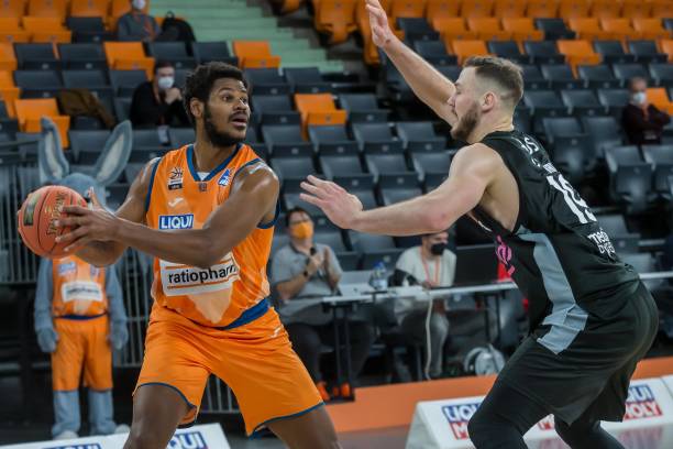 员间高度团 员间高度团